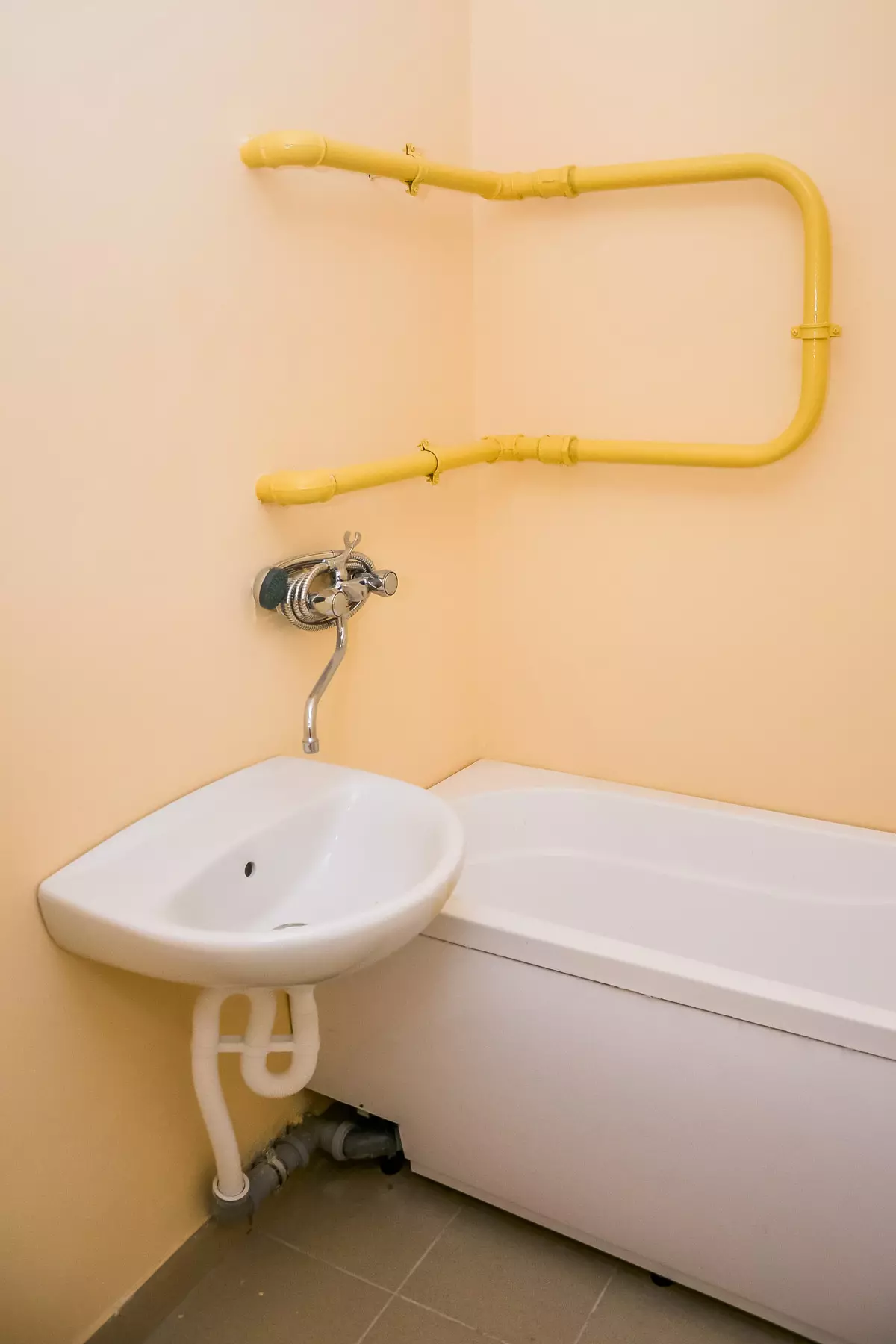 7 original ways to hide pipes in the bathroom