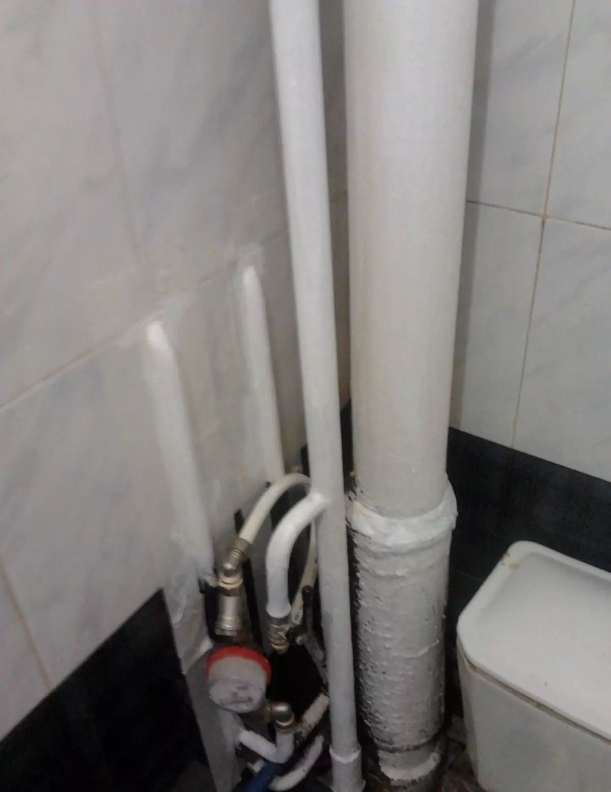 7 Pôvodné spôsoby, ako skryť potrubia v kúpeľni