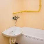 7 Oorspronklike maniere om pype in die badkamer te versteek