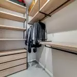 Ako otočiť skladovaciu miestnosť do útulného šatníka [6 čerstvých nápadov]