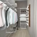 Kako pretvoriti skladišnu sobu u ugodnu garderobu [6 svježe ideje]