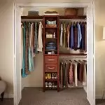 วิธีการเปลี่ยนห้องเก็บของให้เป็นตู้เสื้อผ้าที่สะดวกสบาย [6 แนวคิดใหม่]