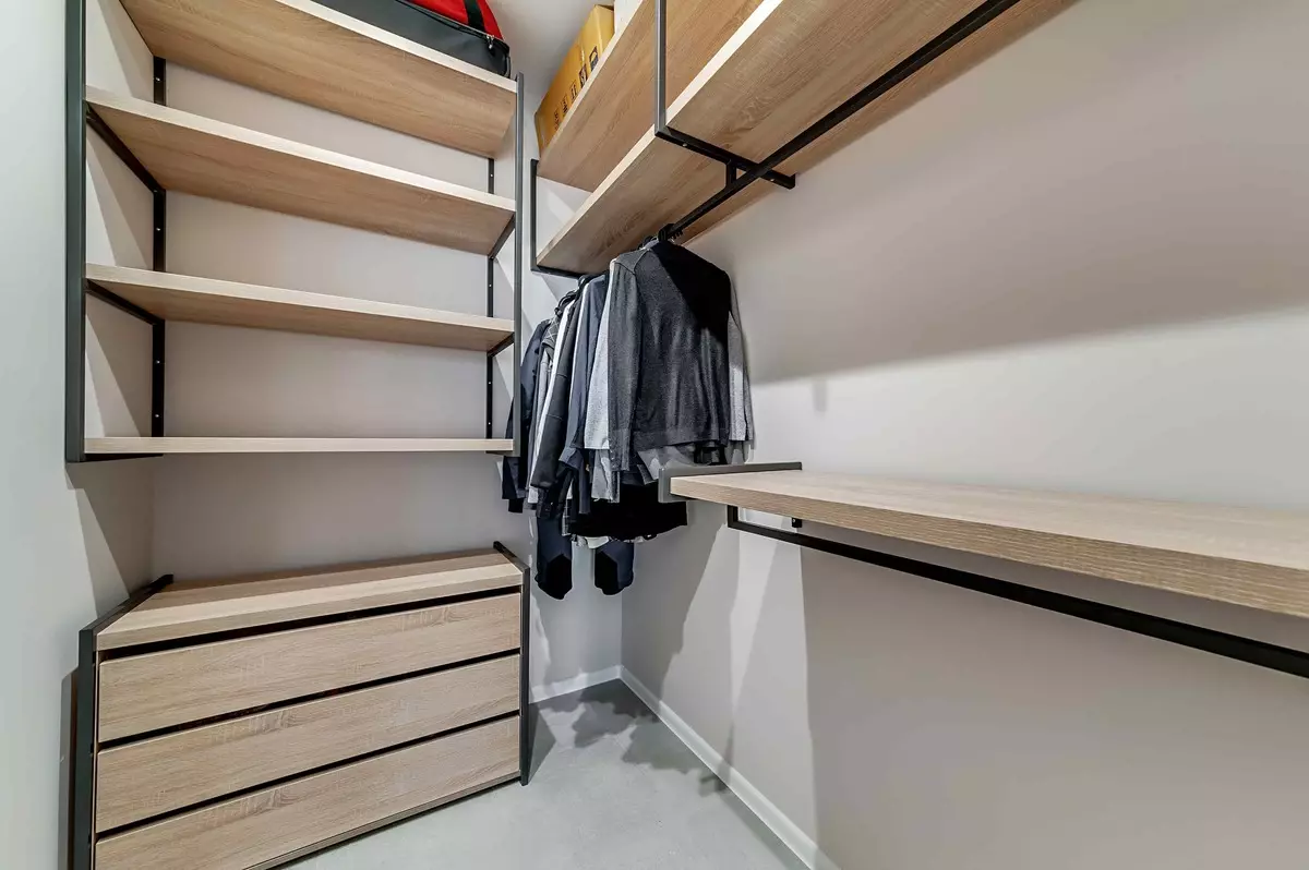 Paano i-on ang storage room sa isang maginhawang wardrobe [6 sariwang ideya]