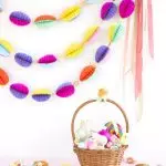 Hvordan kan du dekorere lejligheden med Garlands til påske