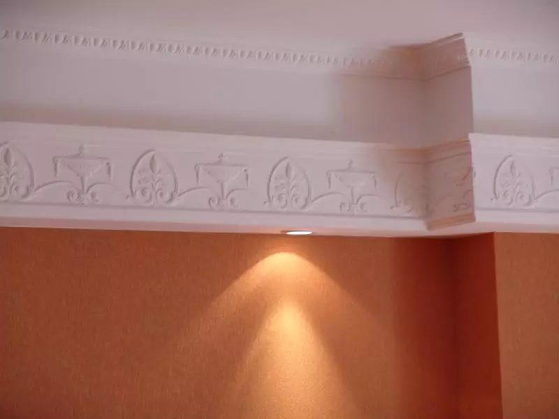 Comment choisir la couleur du plinthe de plafond?