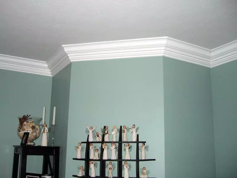 Comment choisir la couleur du plinthe de plafond?