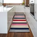 在廚房裡選擇地毯