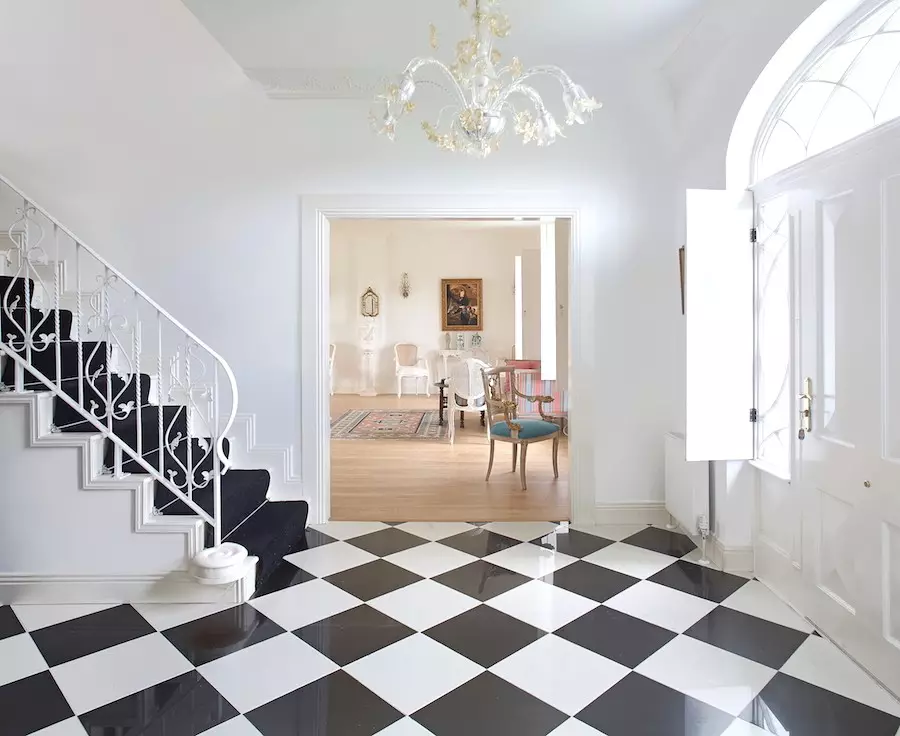 Creative use of a chessboard in the interior