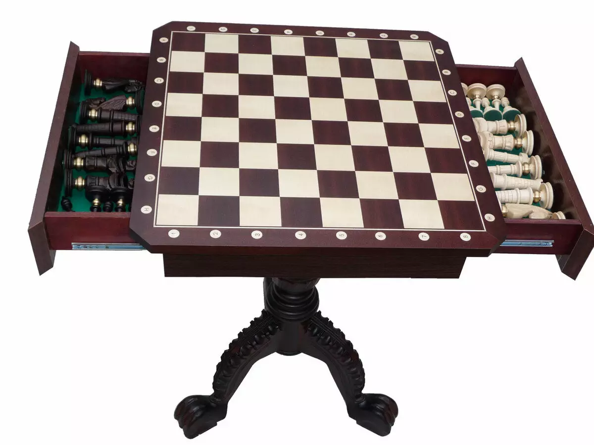 Uso creativo de un tablero de ajedrez en el interior.