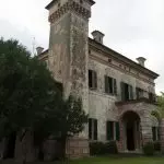 An taobh istigh den Villa ón scannán Oscarone "Glaoigh orm le d'ainm"