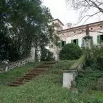 An taobh istigh den Villa ón scannán Oscarone "Glaoigh orm le d'ainm"