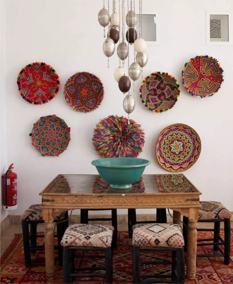 Decoratieve platen in het keukenbinnenland