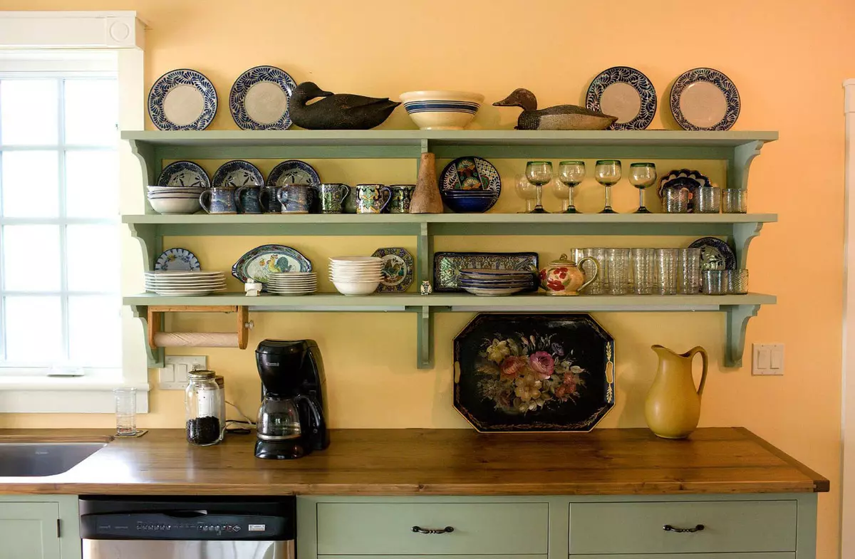 Декоративні тарілки в інтер'єрі кухні