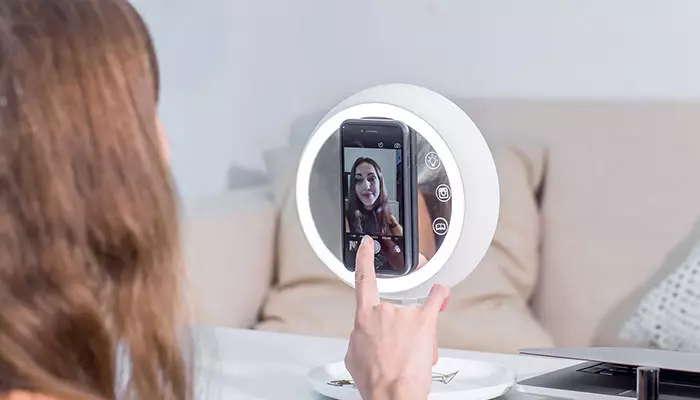 Che specchio scelga per selfie perfetto in casa