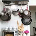 5 свіжих рішень по зберіганню сковорідок на кухні