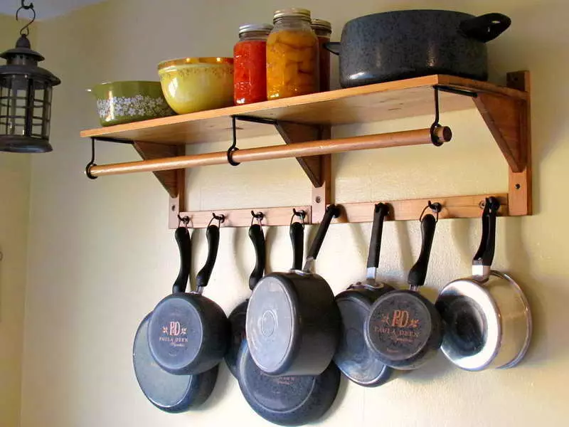 5 свіжих рішень по зберіганню сковорідок на кухні