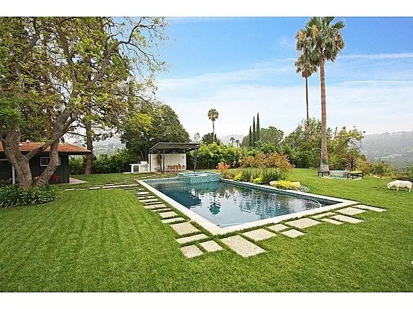 New home Miley Cyrus: Interior Review [622 sq. M. m, 5 bedrooms, 6 bathrooms]