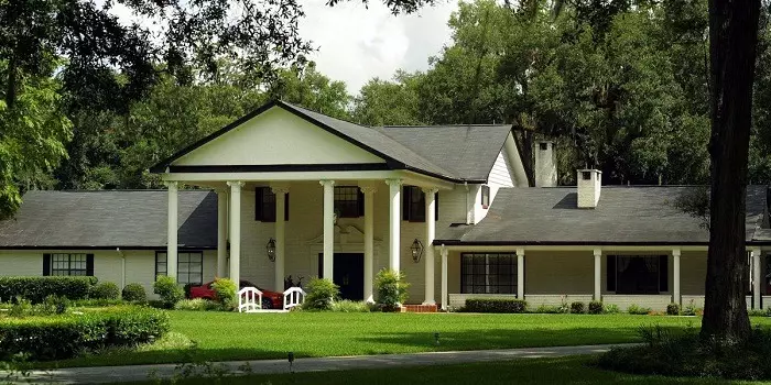 Maison avec aéroport dans la cour: Intérieur et extérieur de la maison de John Travolta