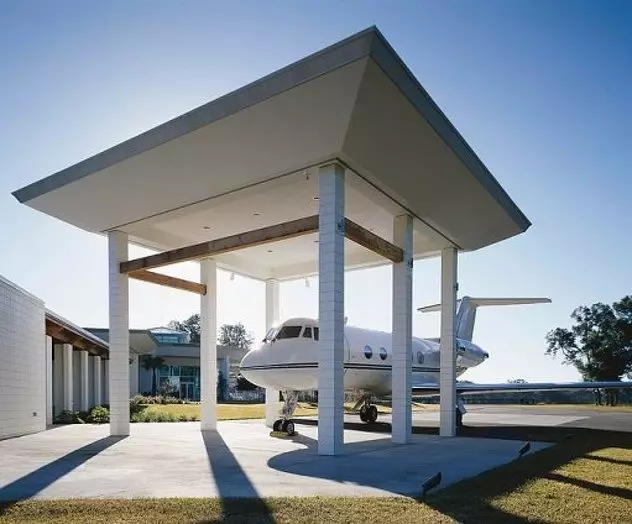 Куќа со аеродром во дворот: внатрешноста и надворешноста на куќата на Џон Траволта