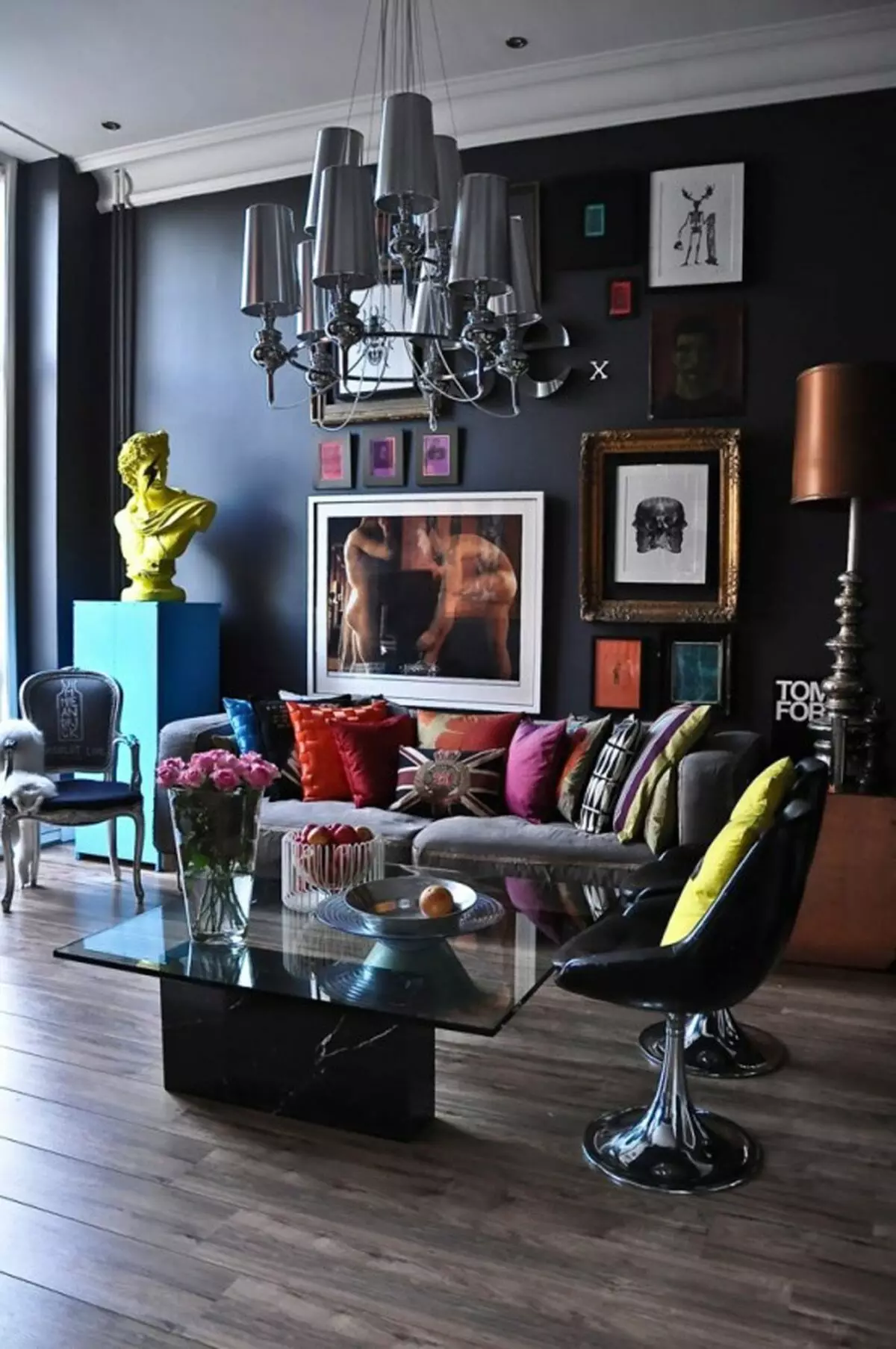 Elegant negru: exemple de interioare negre în casele de celebritate