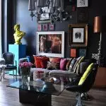 Elegante negro: ejemplos de interiores negros en casas de celebridades.