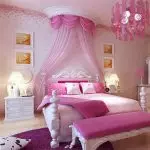 Seperti boneka Barbie: kamar tidur dewasa dengan motif kekanak-kanakan