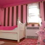 Wie Barbie-Puppen: erwachsenes Schlafzimmer mit kindlichen Motiven