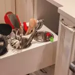 Curățați în bucătărie inutilă: cum să eliberați spațiul în două conturi