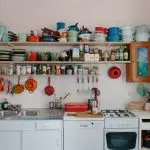 Wij reinigen in de keuken niet nodig: hoe de ruimte in twee accounts te bevrijden