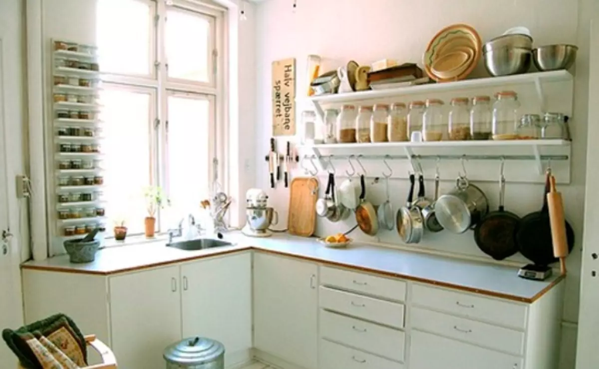 Vi renser i kjøkkenet unødvendig: hvordan å frigjøre plassen i to kontoer