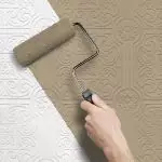 Kesalahan utama saat melukis wallpaper dalam dua warna.