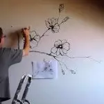 Pintura em recursos de gesso da criação de uma decoração única