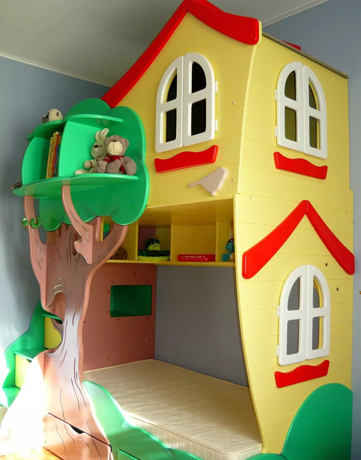 Shtëpia në një pemë për një fëmijë në dhomë: A është e mundur? Dhe si?