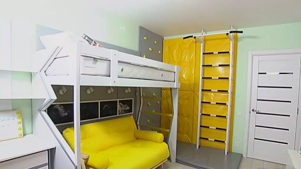 Interior bonito e prático do quarto das crianças