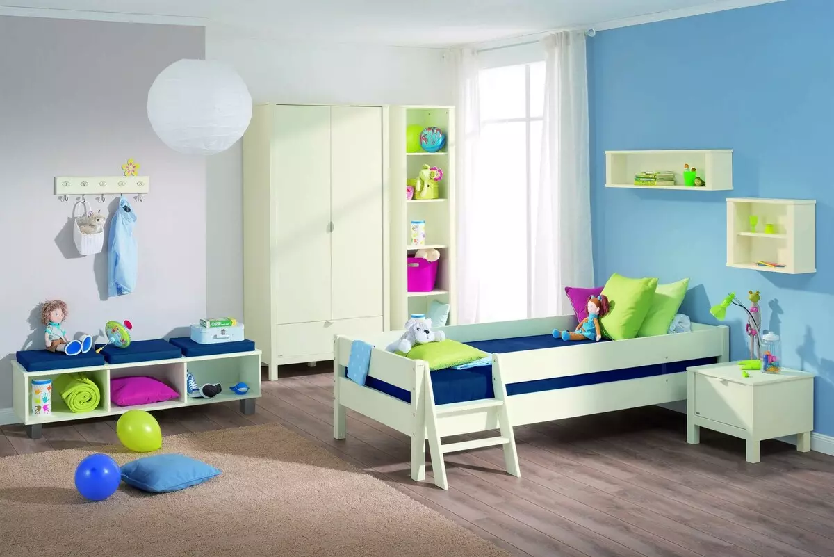 Interior hermoso y práctico de la habitación de los niños.