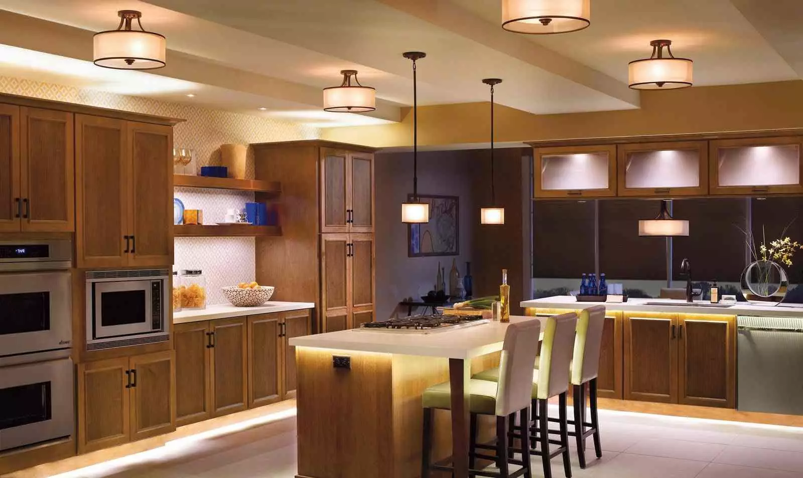 Como criar um interior de cozinha em um estilo moderno para uma grande família
