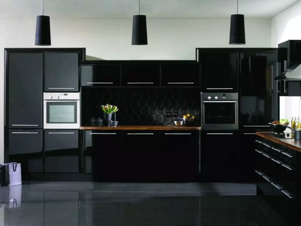 Virtuves dizains melnā krāsā