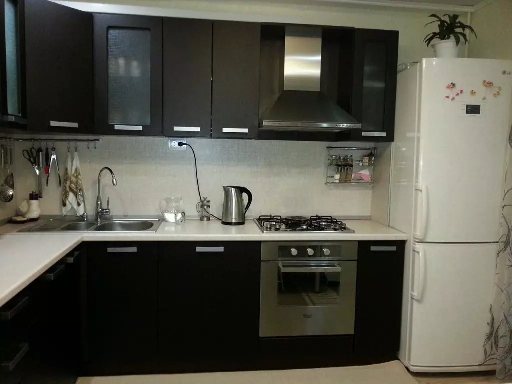Virtuves dizains melnā krāsā