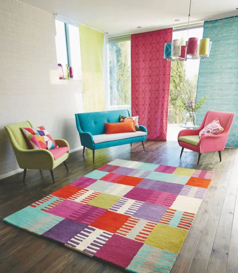 Multicolored mats in the interior