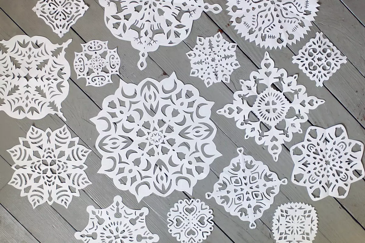 Kiel Fari Paperajn Snowflakes por Hejmo