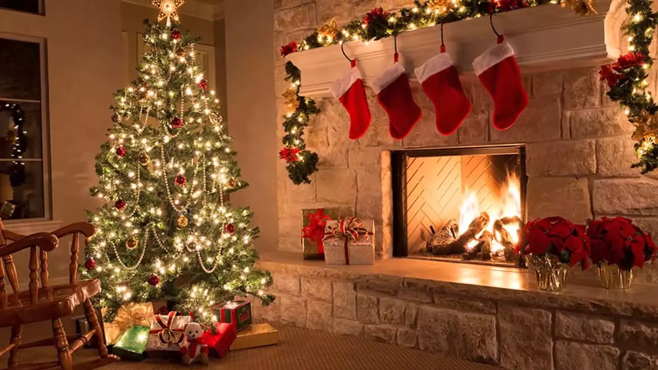Masaya ang Santa Claus: Disenyo ng Fireplace sa Living Room
