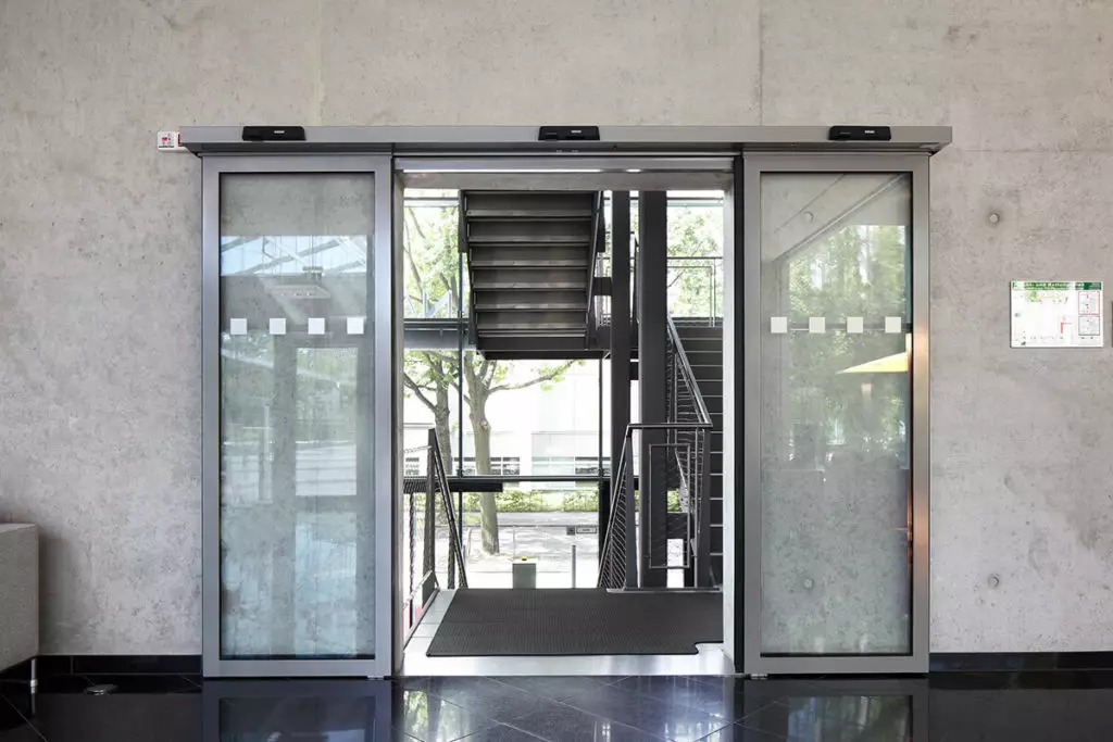 Pintu aluminium gelongsor