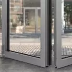 Avantages des portes en aluminium d'entrée et de leurs caractéristiques de conception [Conseils de vente]