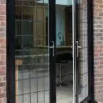 Avantages des portes en aluminium d'entrée et de leurs caractéristiques de conception [Conseils de vente]