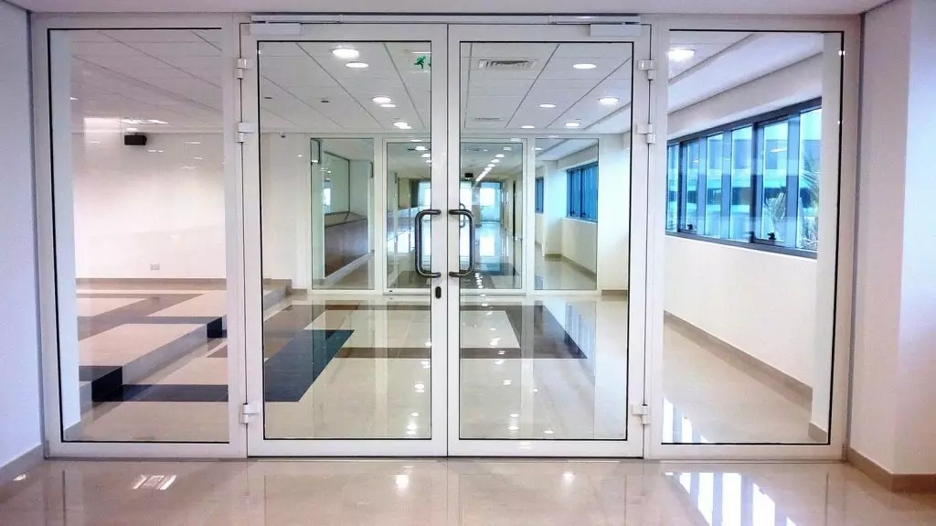 Avantages des portes en aluminium d'entrée et de leurs caractéristiques de conception [Conseils de vente]