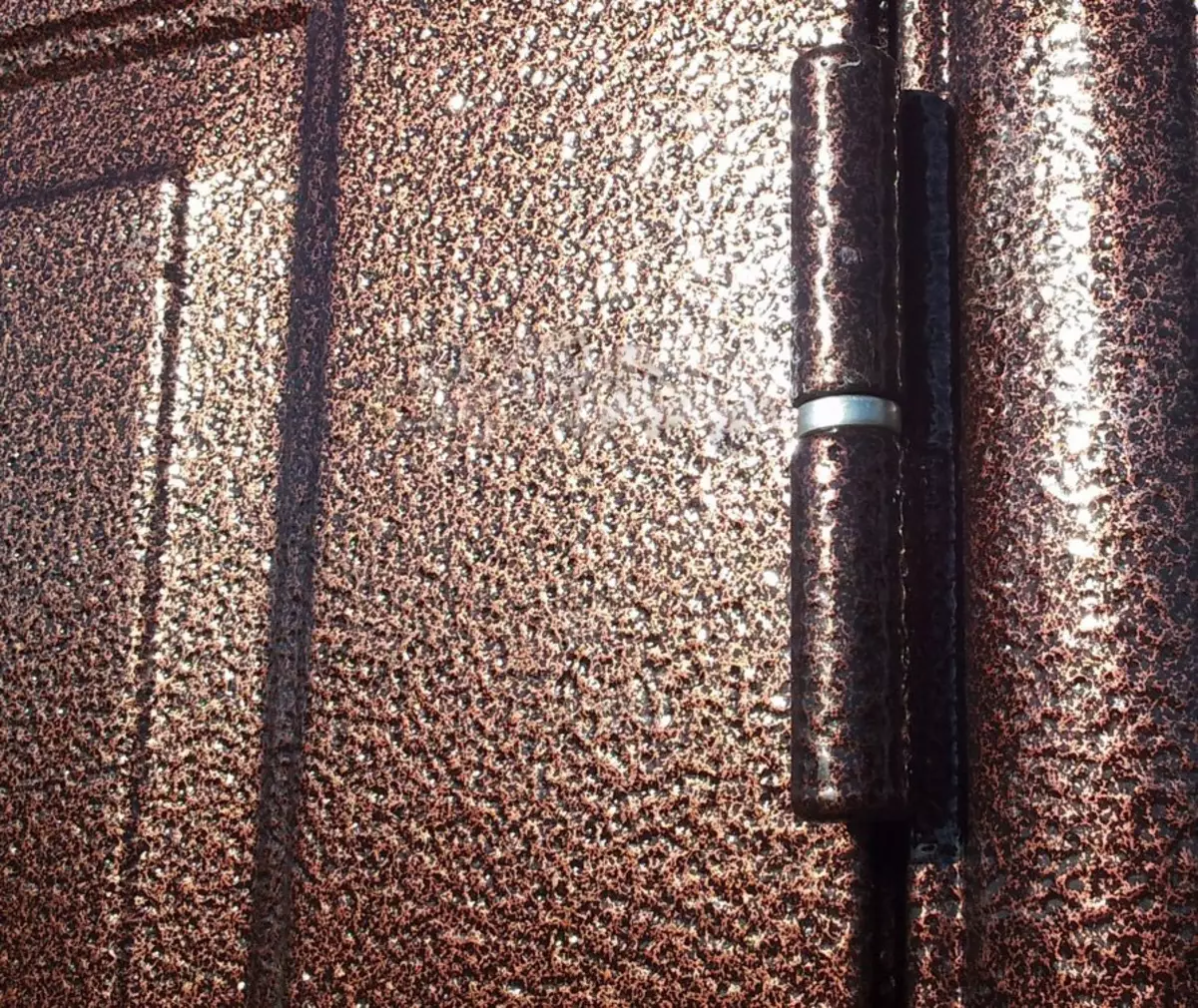 Краска для ворот железных. Краска для входной металлической двери молотковая. Порошково-полимерное покрытие двери что это. Покраска металлических дверей. Молотковая краска дверь.