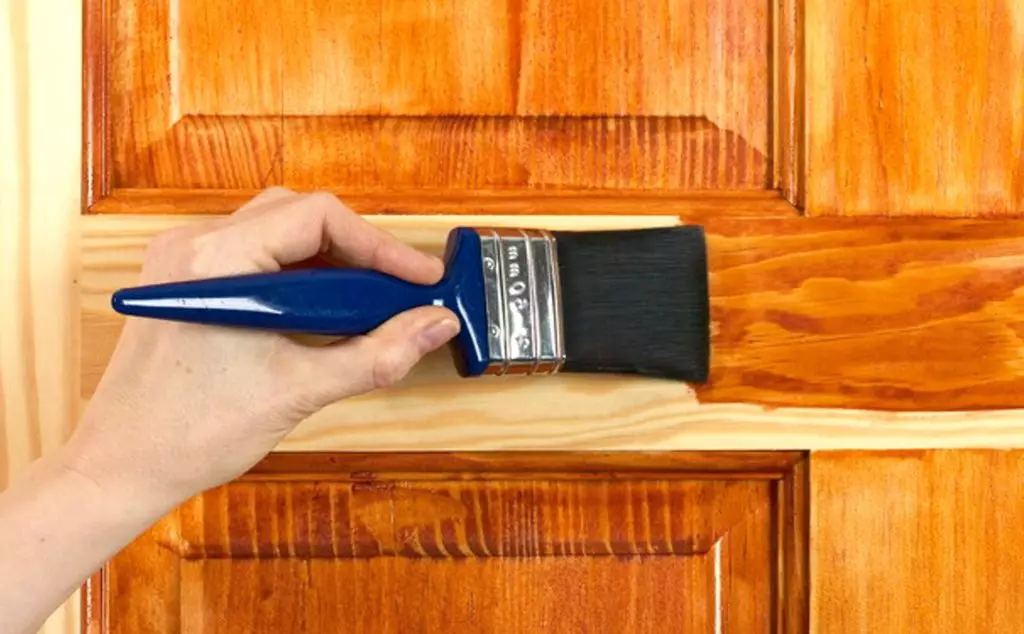 ประตูตกแต่งภายในใดดีกว่าที่จะติดตั้งในบ้านไม้: เคล็ดลับในการเลือกและขั้นตอนการติดตั้ง