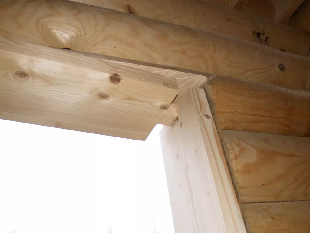 Kako instalirati vrata u drvenoj kući
