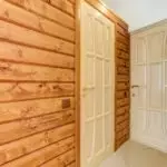 Quines portes interiors són millors per instal·lar-se en una casa de fusta: consells sobre l'elecció i etapes d'instal·lació