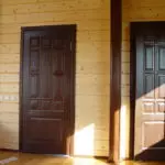 Какву унутрашња врата су боље инсталирати у дрвеној кући: савети о избору и фазама инсталације